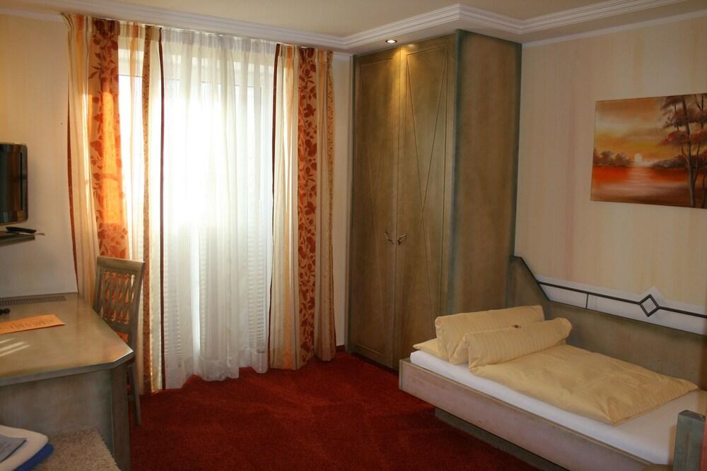 Flair Hotel Zum Schwarzen Reiter Horgau Buitenkant foto